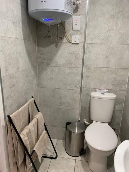 A Spacious Double Bed Studio Stoke-on-Trent Exterior foto